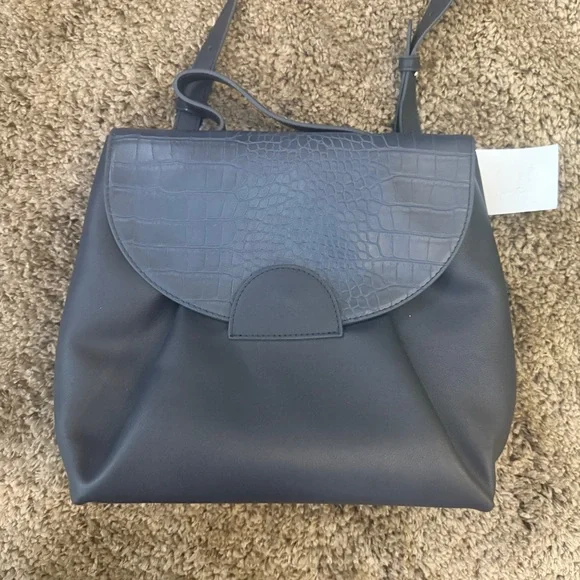 Chic Croc-Embossed Navy Shoulder Bag - Picture 6 of 7